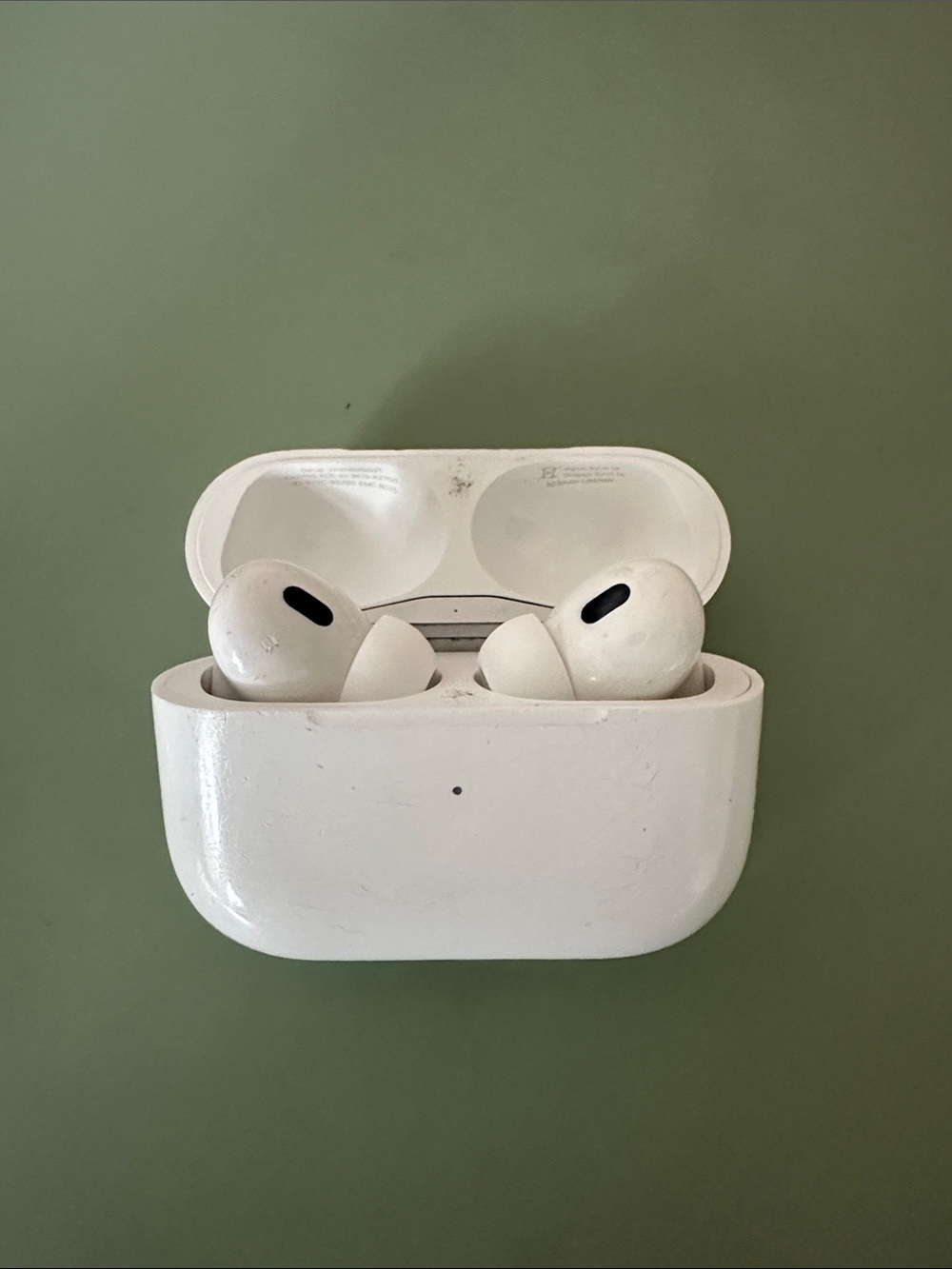 Apple AirPods Pro 2nd Generation (2022) with Charging Case Work Great! Trending